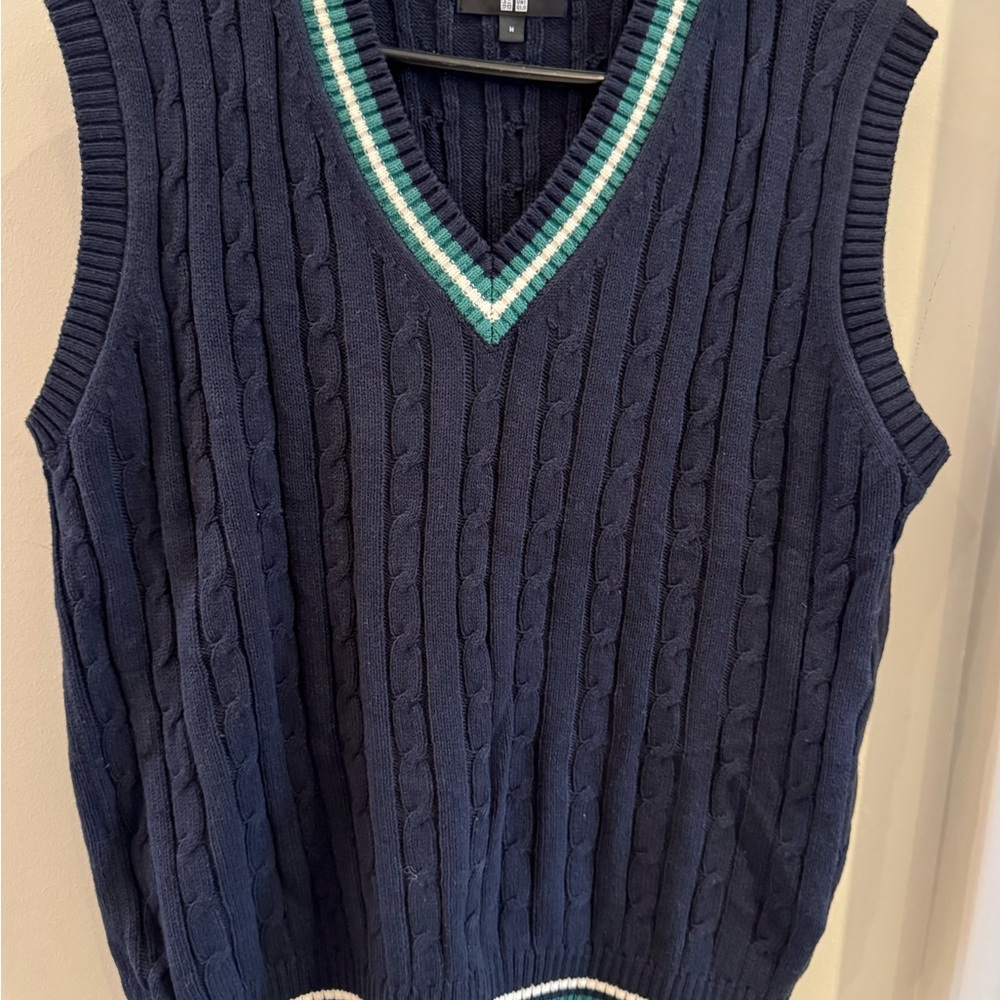 Uniqlo vest size M varsity